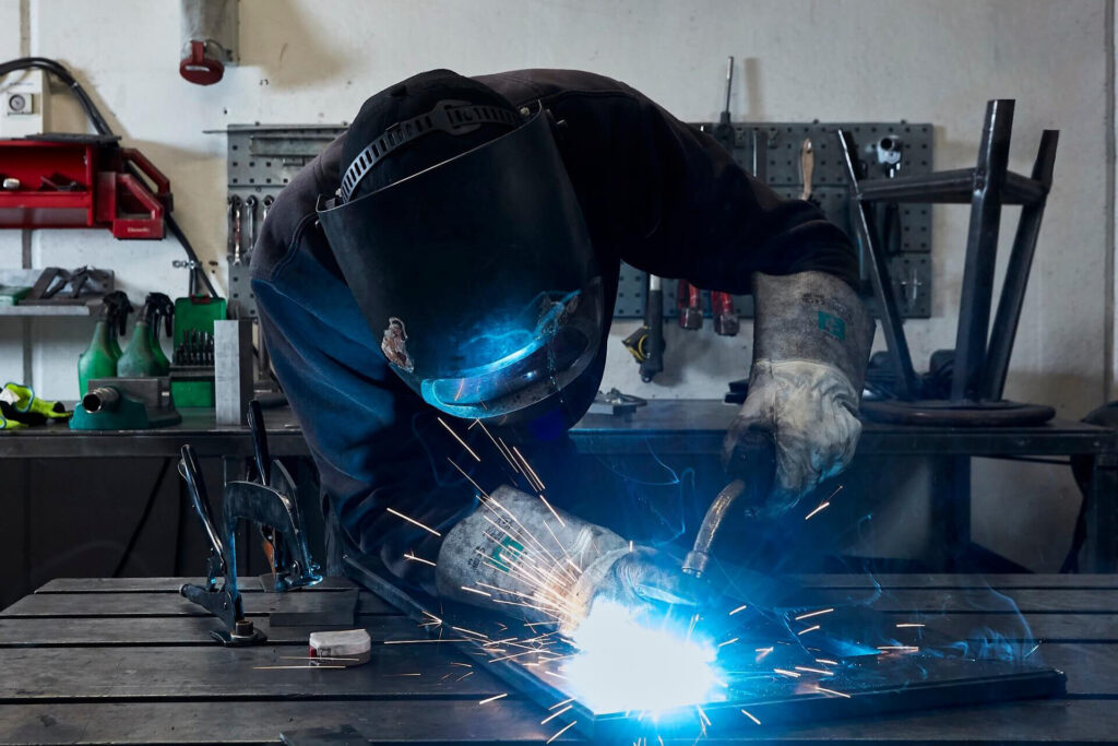 Svejsning af metaldele hos RK Industries til specialfremstillede stålkonstruktioner